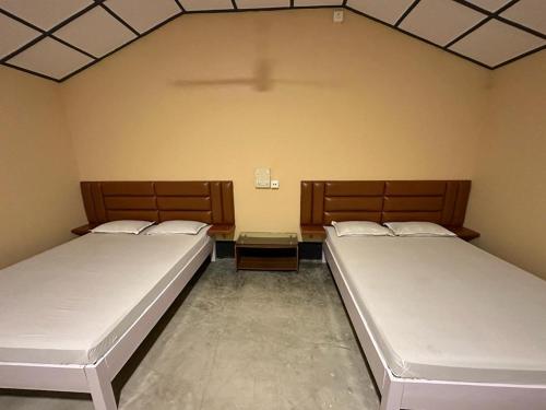 Zimmer mit 2 Betten in einem Zimmer in der Unterkunft Camp Buffalo Retreat in Jyoti Gaon