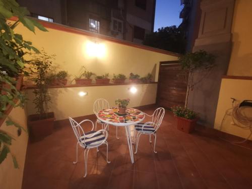 卡斯特拉玛雷帝斯达比亚Le Stanze di Eli e Giò的一个带桌椅的庭院