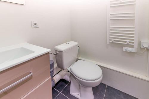 une salle de bain avec des toilettes blanches et un lavabo dans l'établissement Superbe : parking gratuit + fibre wifi + balcon, à Grenoble