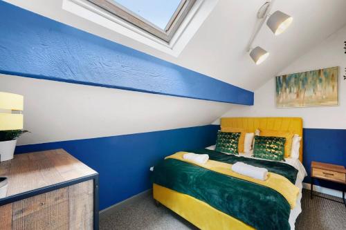 Cama ou camas em um quarto em The Leeds United House - Parking - Sleeps 8