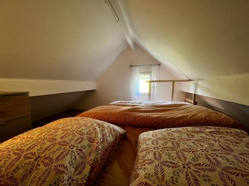 Katil atau katil-katil dalam bilik di Maison a coté de Giverny