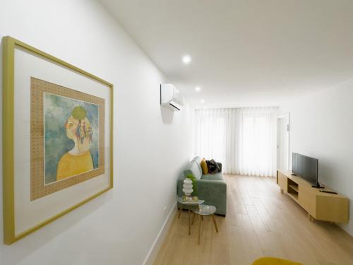 ein Wohnzimmer mit einem Wandgemälde in der Unterkunft Vibrant Porto Apartments-Bonfim in Porto