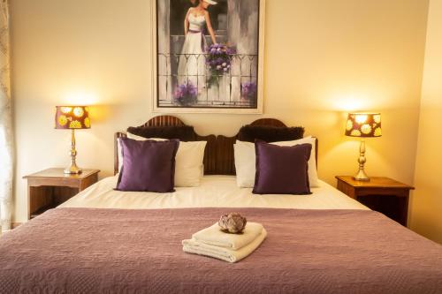 um quarto com uma cama com um gato numa toalha em Mistique Waters Guesthouse em Parys