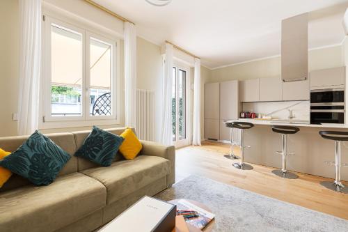 un soggiorno con divano e una cucina di Heart Milan Apartments Duomo District a Milano
