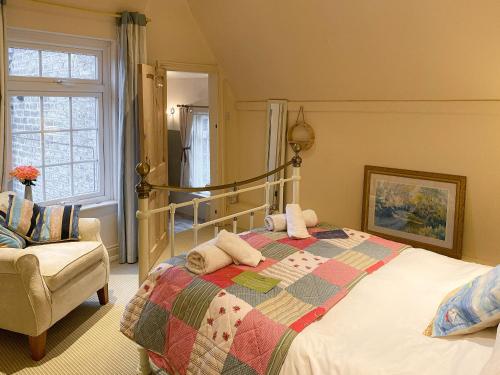 ホーンジーにあるGarden Cottageのベッドルーム(大型ベッド1台、椅子付)