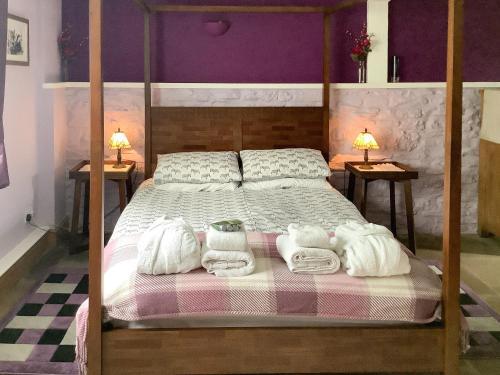 een slaapkamer met een bed met handdoeken erop bij Newhouse Farm Barn in Neenton