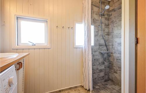 baño con ducha y puerta de cristal en Nice Home In Thisted With Kitchen en Klitmøller