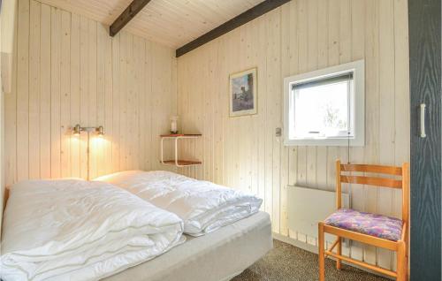 1 dormitorio con 1 cama, 1 silla y 1 ventana en Nice Home In Thisted With Kitchen, en Klitmøller