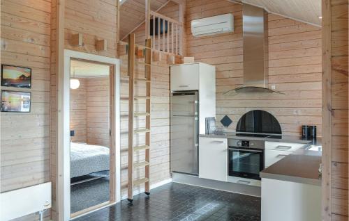 レムにあるStunning Home In Skjern With Kitchenの木製の壁のキッチン、白い家電製品付きのキッチン
