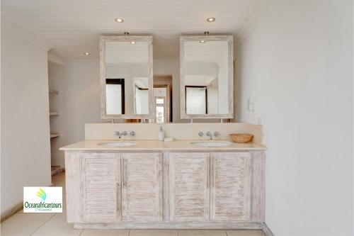 a bathroom with two sinks and a large mirror at Oasis 1 Villa Tropicale in Grand-Baie