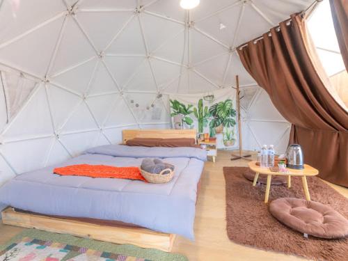 a room with two beds and a table in a igloo at Phu Morinn Cafe&Camping in Mon Jam
