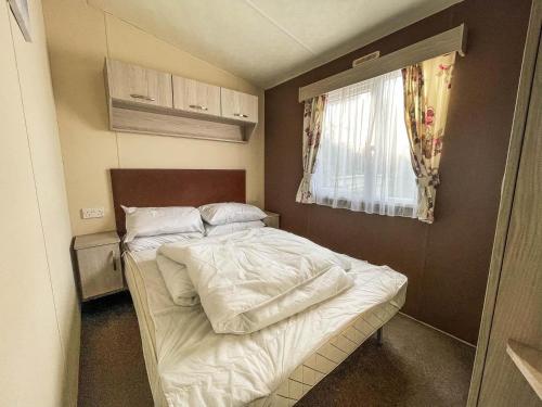 Postel nebo postele na pokoji v ubytování Superb 8 Berth Caravan For Hire At A Great Holiday Park In Norfolk Ref 50026m