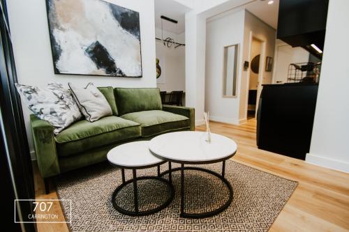 sala de estar con sofá verde y mesa en The Carrington Top Floor Luxury Apartment, en Ciudad del Cabo