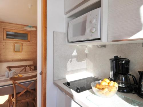 - une cuisine avec un bol de pain et un four micro-ondes dans l'établissement Studio rénové au pied des pistes, balcon, pour 4 personnes - FR-1-181-2097, à La Plagne Tarentaise