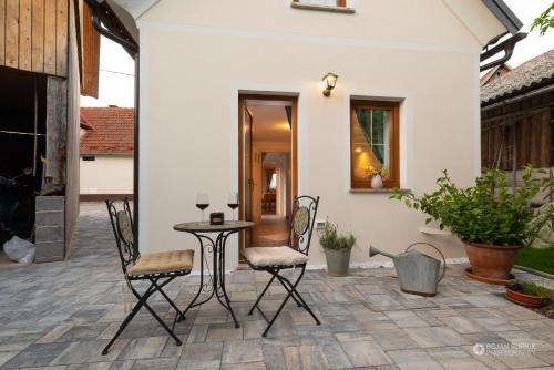 Patio nebo venkovní prostory v ubytování Cherry house - cosy house - ideal for bear watching, in the neighborhood of the medieval Snežnik castle