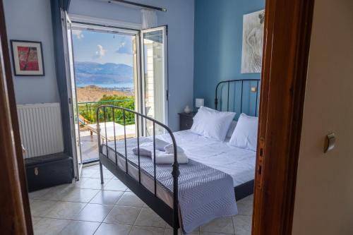 Кровать или кровати в номере Villa Theano - Family House in Lixouri, Kefalonia