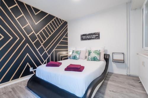 1 dormitorio con 1 cama con 2 almohadas en Le Stanny - 2 lits - 4 pers' - parking - Streaming en Metz