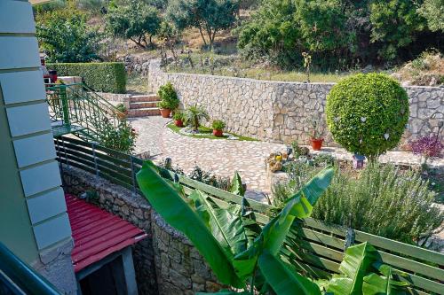 Сад в Villa Theano - Family House in Lixouri, Kefalonia