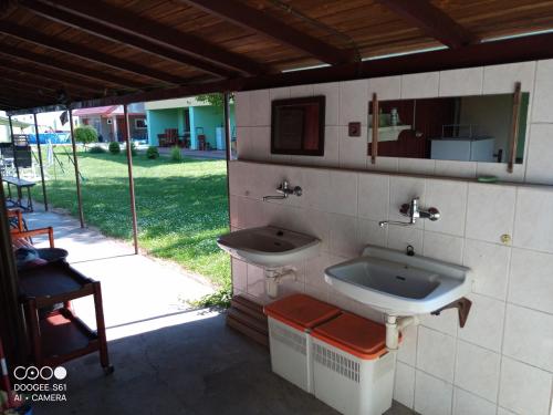 ein Bad mit einem Waschbecken und einem Spiegel in der Unterkunft Chatky a apartmány Pod starým orechom - camp in Veľký Meder