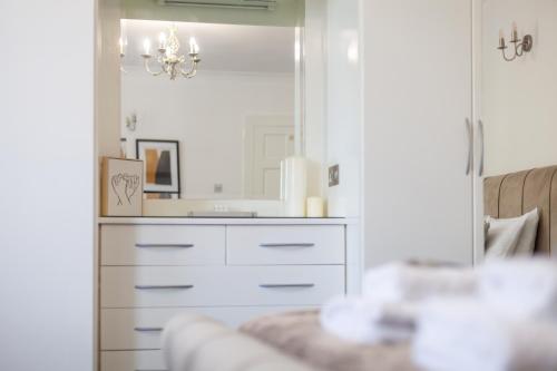 a bathroom with a sink and a mirror at Fantastic 2BR flat wpriv Gdn, Crouch End in London