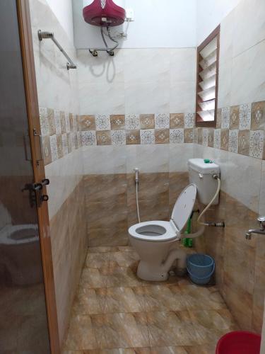 a bathroom with a toilet and a shower at White House in Kodaikānāl