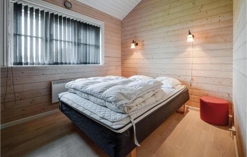 レムにある3 Bedroom Gorgeous Home In Skjernの窓付きの部屋にベッド付きのベッドルーム1室があります。