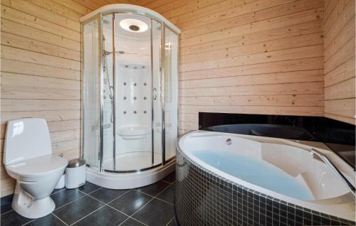 レムにある3 Bedroom Gorgeous Home In Skjernのバスルーム(シャワー、バスタブ、トイレ付)