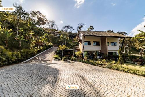 eine Kopfsteinpflastereinfahrt vor einem Haus in der Unterkunft Triplex de luxo na Serra de Guaramiranga por Tactu in Guaramiranga