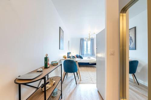 een kamer met een tafel en stoelen en een slaapkamer bij Proche Technopole: lit double - fibre - lave-linge in Grenoble