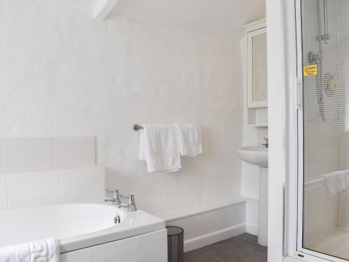 biała łazienka z umywalką i toaletą w obiekcie Pollards Cottage w mieście Forrabury
