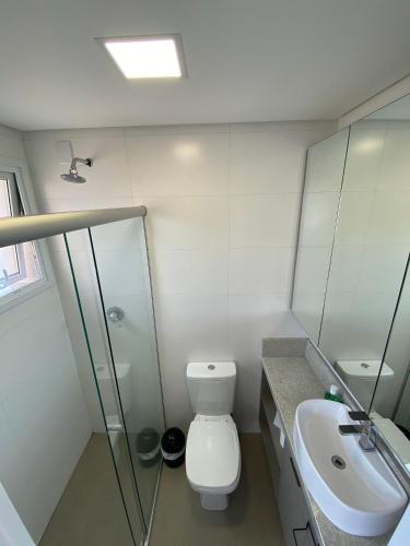 a bathroom with a toilet and a sink at Dallas apartamentos na Via Gastronômica-Estacionamento-Amplos e equipados-Wifi in Bento Gonçalves