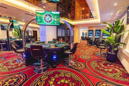 ein Spielezimmer mit einem Billardtisch und Arcade-Spielen in der Unterkunft Casino & Hotel ADMIRAL Ptuj in Ptuj