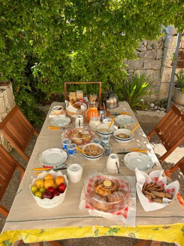 - une longue table avec de la nourriture et des fruits dans l'établissement Il Trullo Volza, à Locorotondo