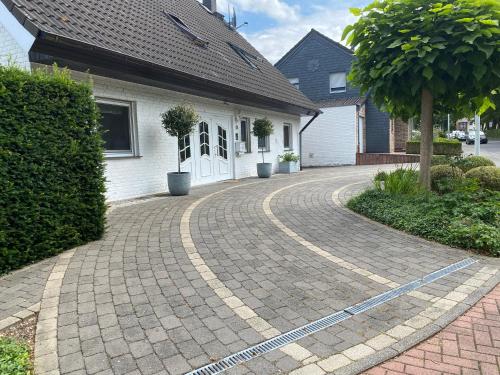 a brick driveway in front of a house at Nettetal Oase in Nettetal