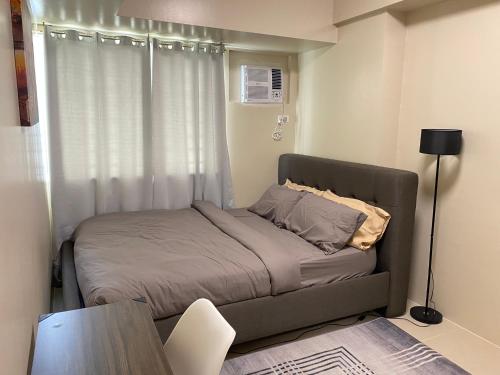 Un pat sau paturi într-o cameră la Nalag-an Suite w/ city view BGC