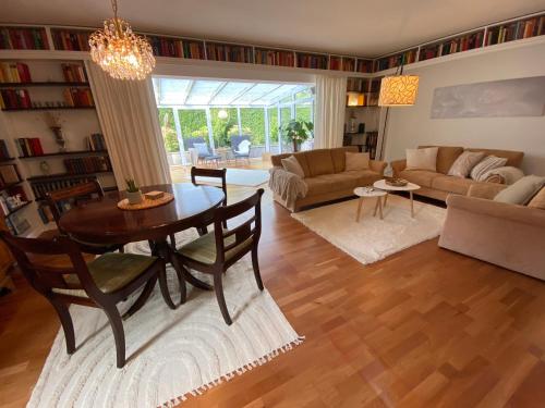 una sala de estar con una mesa y un sofá en Nettetal Oase, en Nettetal
