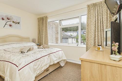a bedroom with a bed and a window at 3 Harbour Strand in Bembridge