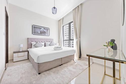 Postel nebo postele na pokoji v ubytování StoneTree - Modern 1 BR Apartment in Dubai Marina