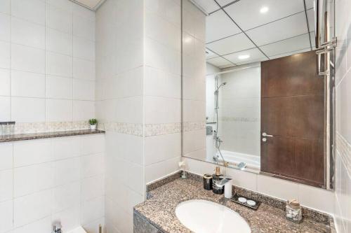Koupelna v ubytování StoneTree - Modern 1 BR Apartment in Dubai Marina