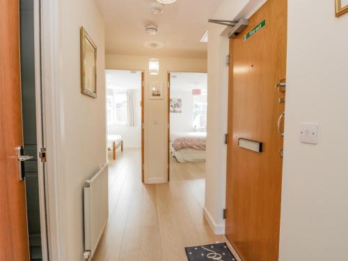 un corridoio con porta che conduce a una camera da letto di Tweed Apartment a Darnick