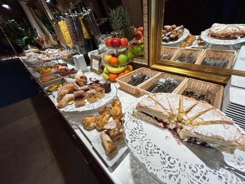 een buffet met veel verschillende soorten eten bij Pollera in Krakau
