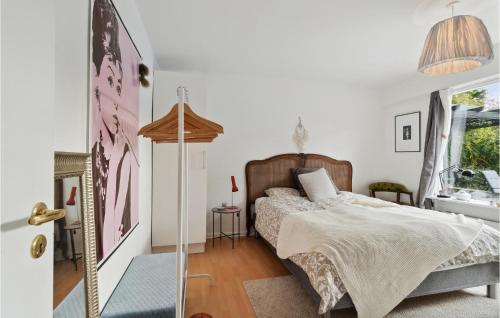 Habitación blanca con cama y ventana en Gorgeous Home In Hornbk With Wifi, en Hornbæk