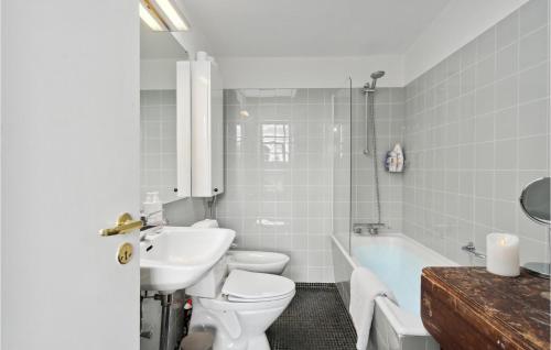 y baño con aseo, lavabo y bañera. en Gorgeous Home In Hornbk With Wifi, en Hornbæk