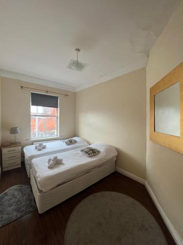 1 dormitorio con 2 camas y ventana en Unique Flat in the City Center en Dublín