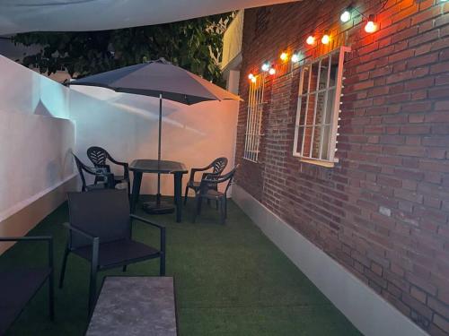 patio ze stołem, krzesłami i parasolem w obiekcie Holiday home Salou w Salou