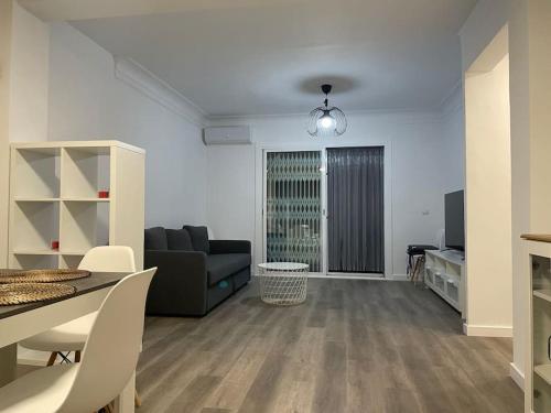 uma sala de estar com um sofá e uma mesa em Holiday home Salou em Salou