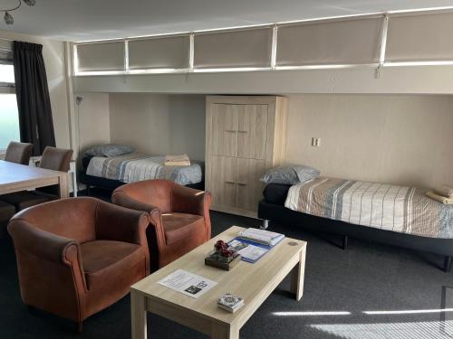 מיטה או מיטות קומותיים בחדר ב-VVP Verhuur - Visserslust
