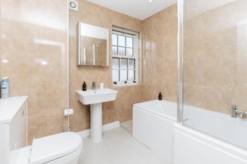 uma casa de banho com um WC, um lavatório e uma banheira em Olive Tale em Henley on Thames