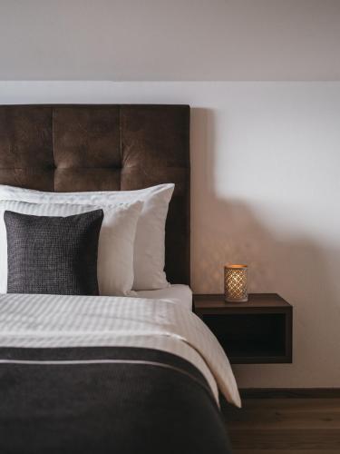Ein Bett oder Betten in einem Zimmer der Unterkunft VAYA Zell am See inklusive Zell am See Kaprun Sommer Karte
