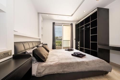 - une chambre avec un grand lit et une tête de lit noire dans l'établissement Stylish 2 bedroomed apartment Gzira (UPDATED PICS), à Il-Gżira